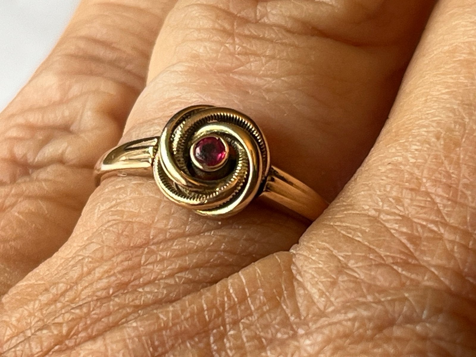 Gouden ring met natuurlijke Robijn opruiming, Verzenden, Zo goed als nieuw, 17 tot 18, Met edelsteen