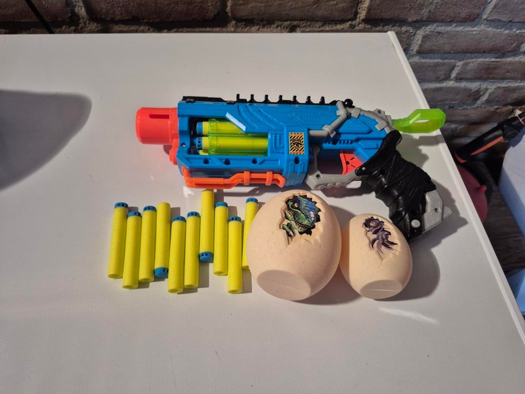 Zuru X-Shot Dino Attack Striker incl Pijltjes pistool, Ophalen of Verzenden, Zo goed als nieuw