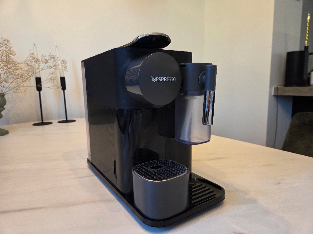 Luxe Nespresso apparaat incl melkopschuimer, Ophalen, Koffiepads en cups, Espresso apparaat, Zo goed als nieuw