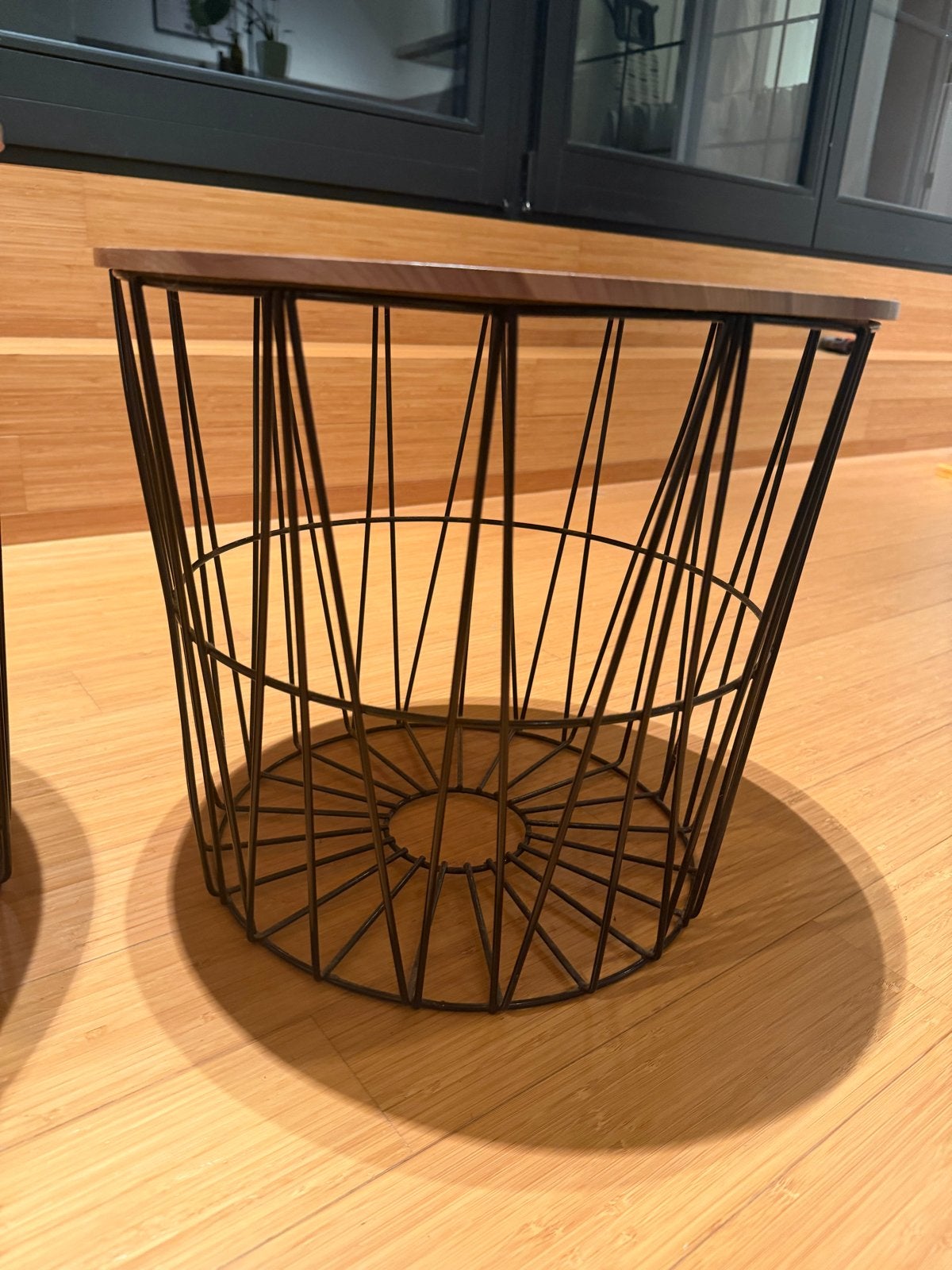 Foto 2 van Set van 2 bijzettafels met houten blad en metalen onderstel