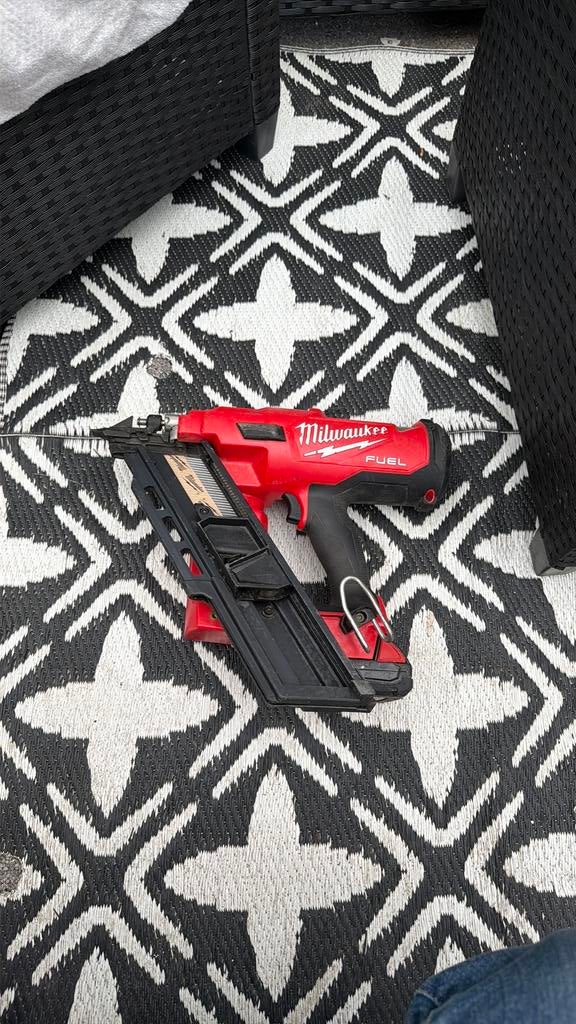 MILWAUKEE M18 FFNS-502C FUEL accu-tacker, Ophalen of Verzenden, Zo goed als nieuw