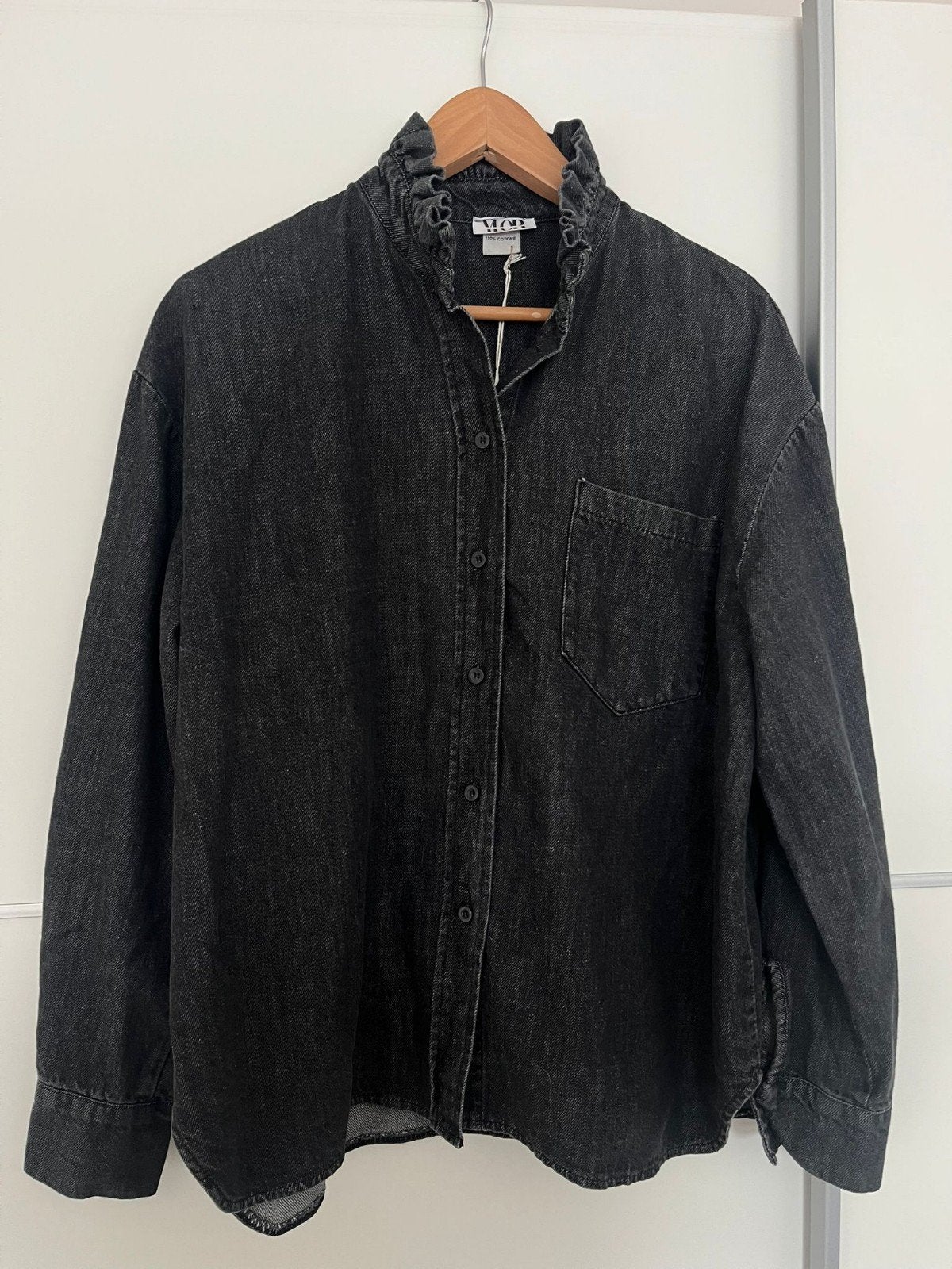 Zwarte spijkerblouse met ruches kraag, Ophalen of Verzenden, Nieuw, Maat 42/44 (L), Zwart