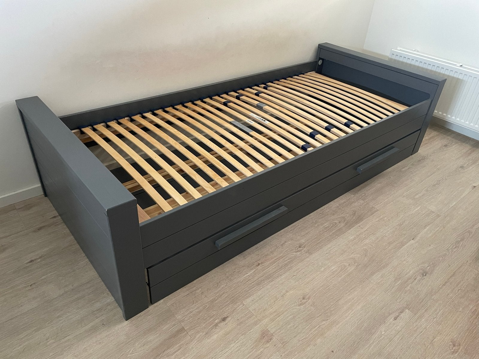 WOOOD eenpersoonsbed met bedlade en kledingkast - Antraciet, Ophalen, 90 cm, Eenpersoons, Zo goed als nieuw