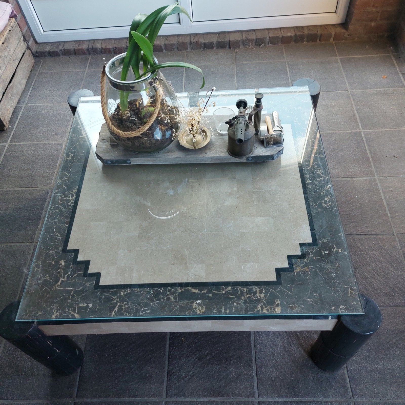 Salontafel met blad van schelpen en bamboepoten, Huis en Inrichting, Ophalen, 50 tot 100 cm, 50 tot 100 cm, Zo goed als nieuw