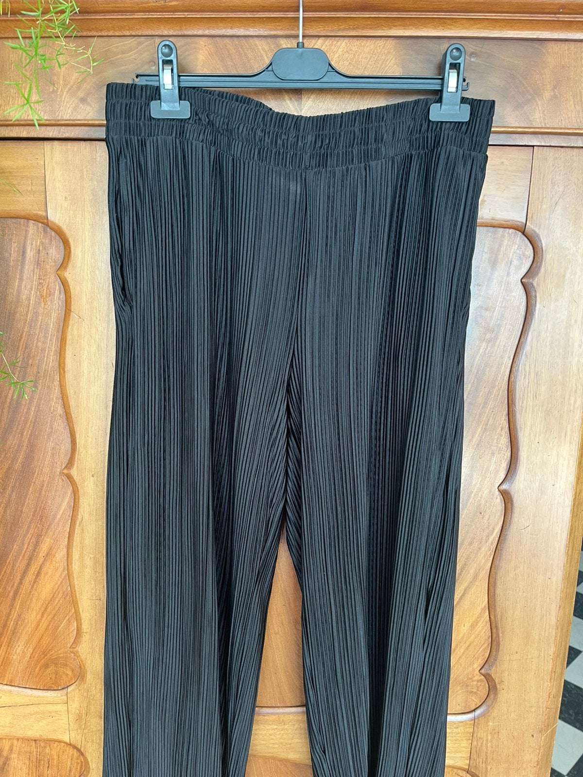 Zwarte plisse broek maat M, Maat 38/40 (M), Zwart, Ophalen of Verzenden, Zo goed als nieuw