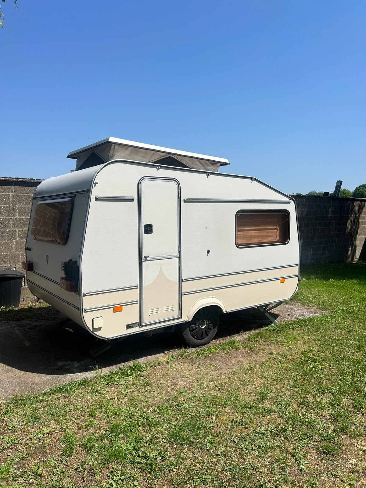 Kleine Gerenoveerde caravan tot 750 kg met hefdak, Caravans en Kamperen, Overige merken, Treinzit, Particulier, Lengtebed
