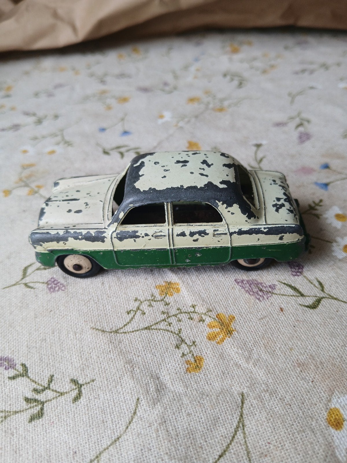 Two-tone Ford zephyr.  Dinky toys 162, Hobby en Vrije tijd, Modelauto's | 1:43, Ophalen of Verzenden, Gebruikt, Auto, Dinky Toys
