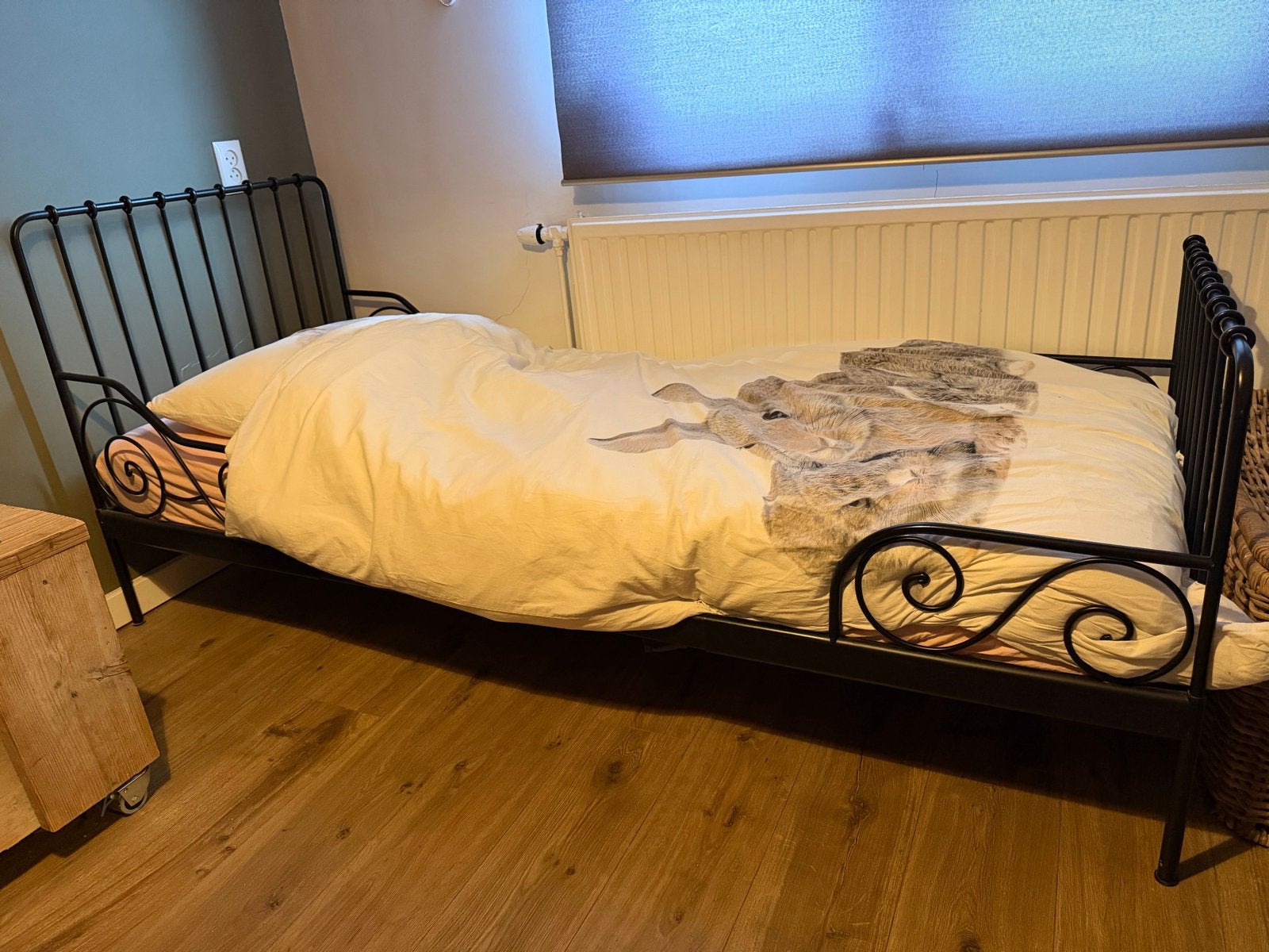 Meegroeibed 80x200 met stalen frame en nieuw matras, Ophalen, Eenpersoons, Zwart, Zo goed als nieuw