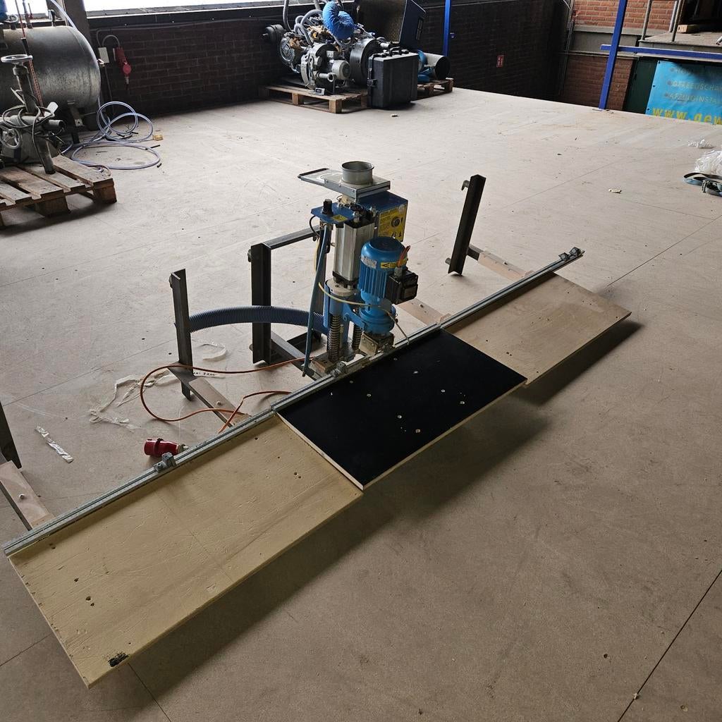 Hettich potscharnier boormachine pneumatisch, Ophalen of Verzenden, Gebruikt, 600 watt of meer, Kolomboormachine
