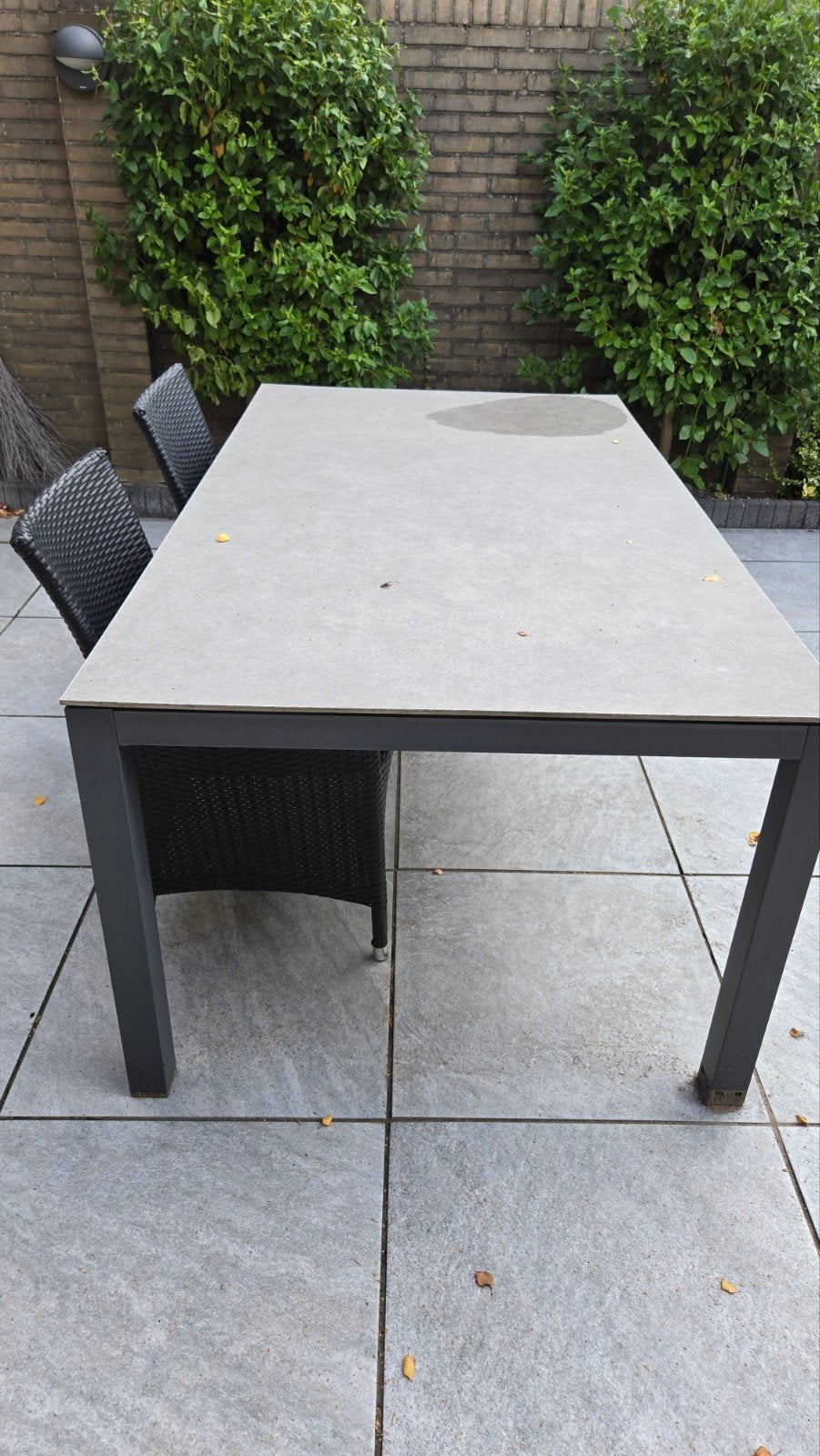 tuintafel en 2 zwart kunststof gevlochten stoelen, Ophalen, Gebruikt, Rechthoekig, Overige materialen