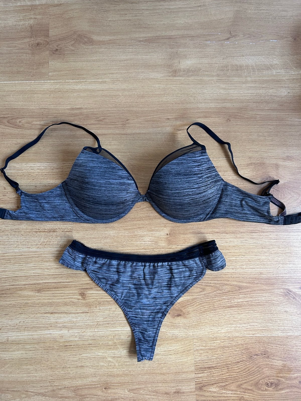 Victoria's Secret BH en String Setje - Grijs, Ophalen of Verzenden, Grijs, Setje
