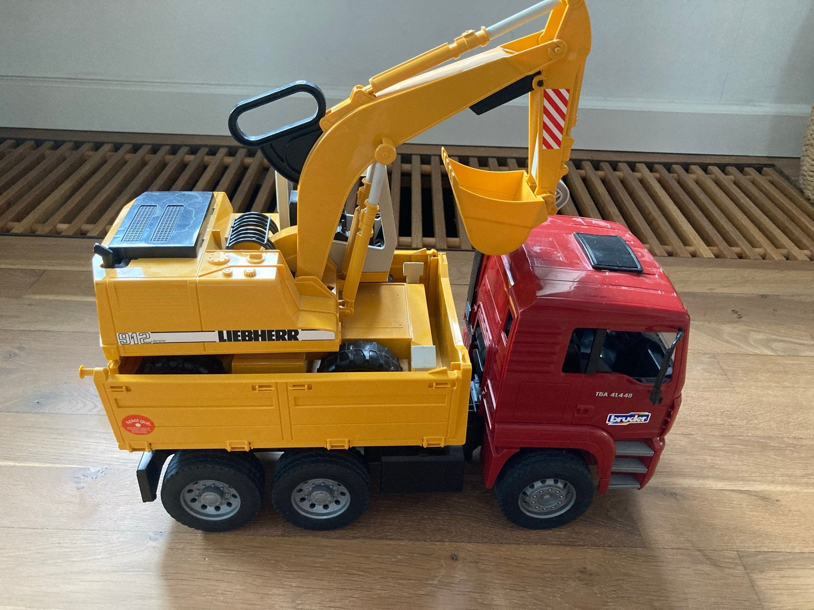 Bruder vrachtwagen met graafmachine, Ophalen of Verzenden, Zo goed als nieuw