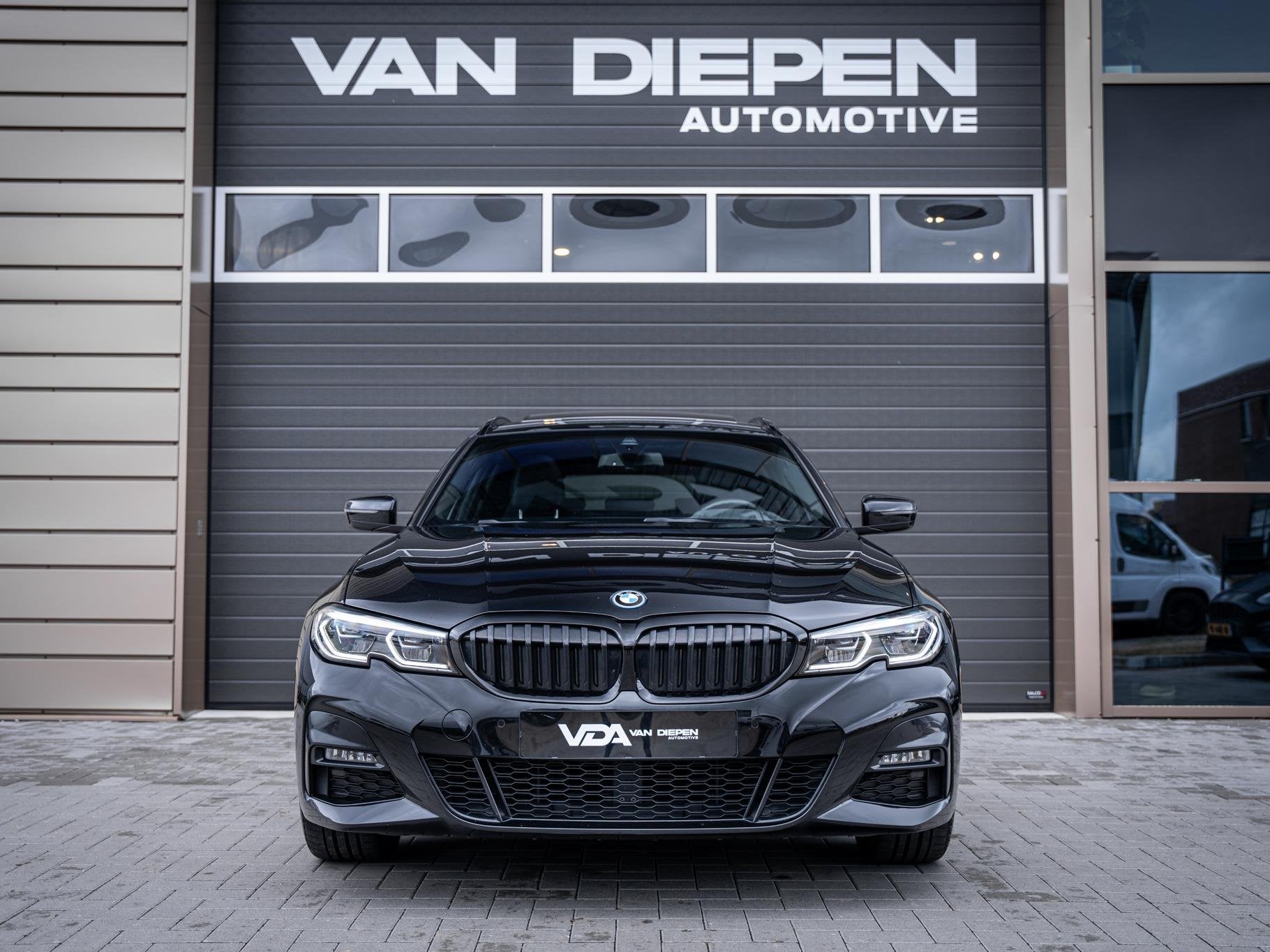 BMW 3-serie Touring 330e High Executive - M-Sport l Laser l, Auto's, 1998 cc, Gebruikt, 4 cilinders, Zwart