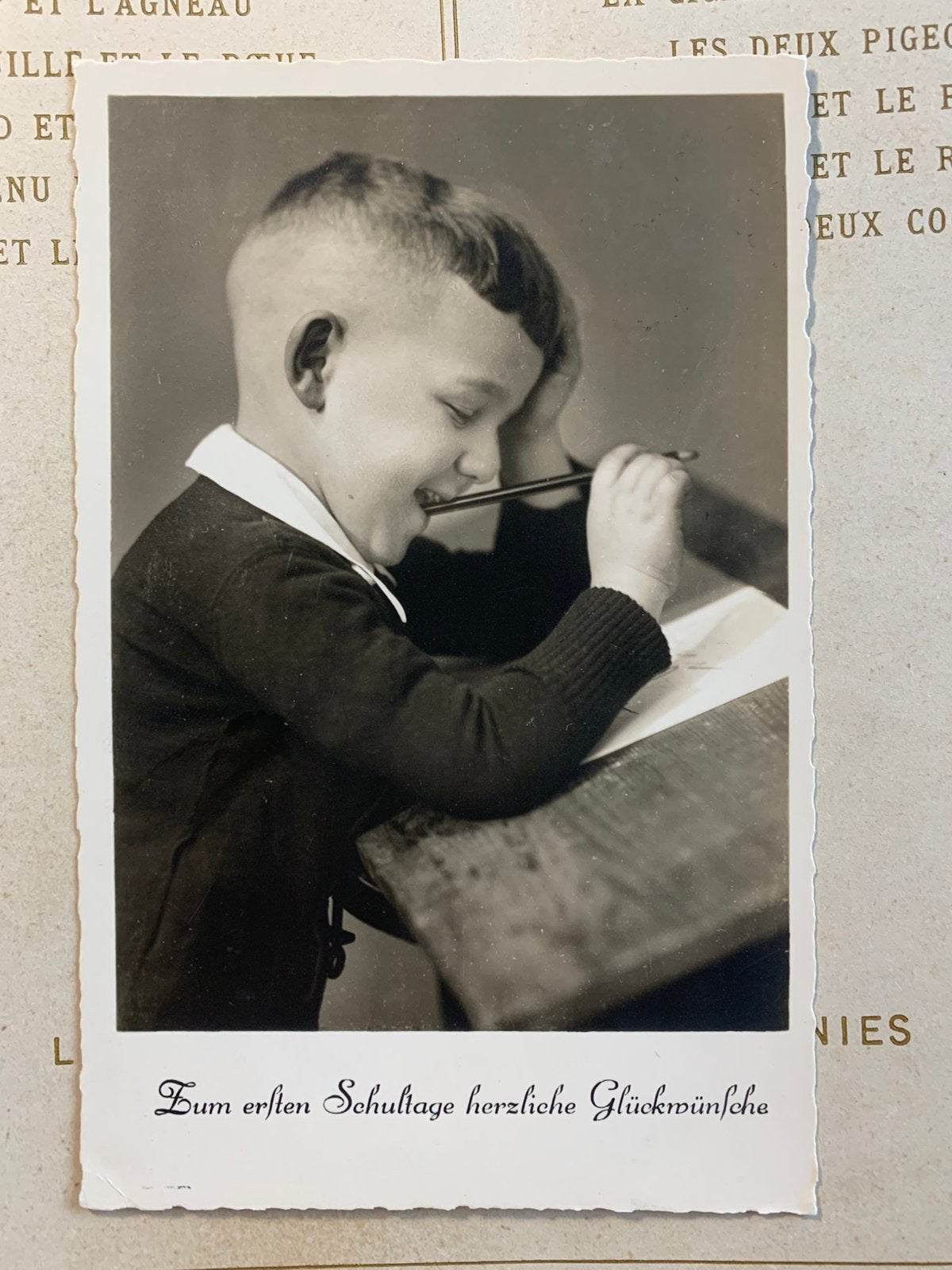 25-8-1942 WO2 - Eerste schooldag - postzegel Hitler (DD), Ophalen of Verzenden, 1940 tot 1960, Gelopen, Kinderen