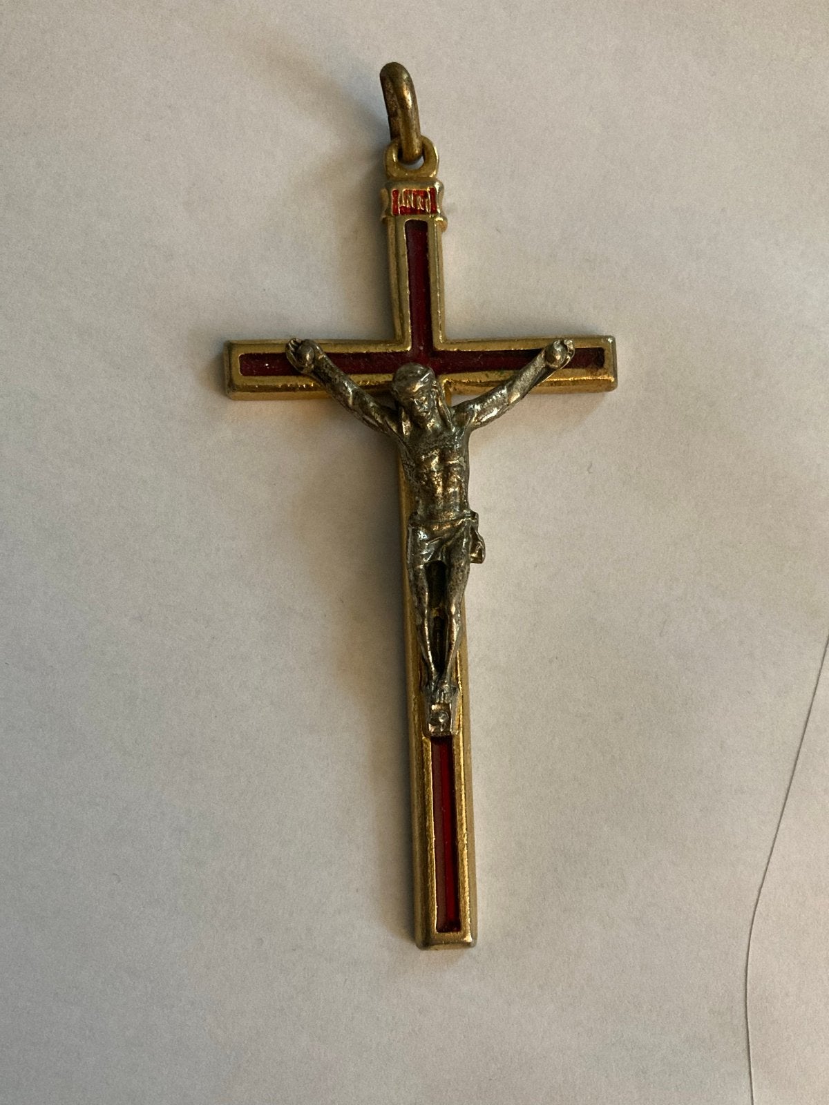 Vintage Kruisbeeld Hanger met Rode Emaille en Christusfiguur, Ophalen of Verzenden, Rood, Overige materialen