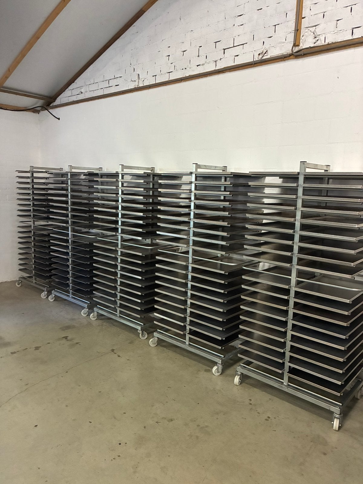 Te koop 5 bakkerijwagen afkoelkarren met aluminum bakplaten, Ophalen of Verzenden