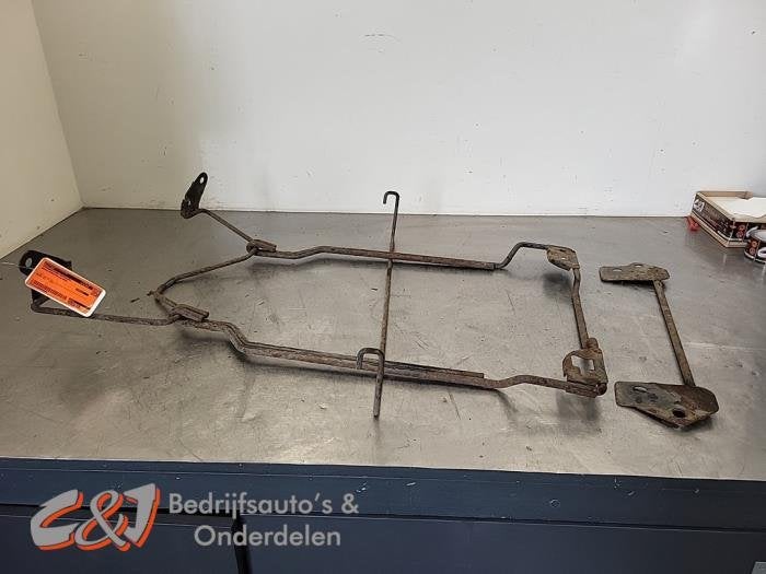 Ophangmechaniek reservewiel van een Nissan Primastar, Gebruikt, -, -, Ophalen of Verzenden