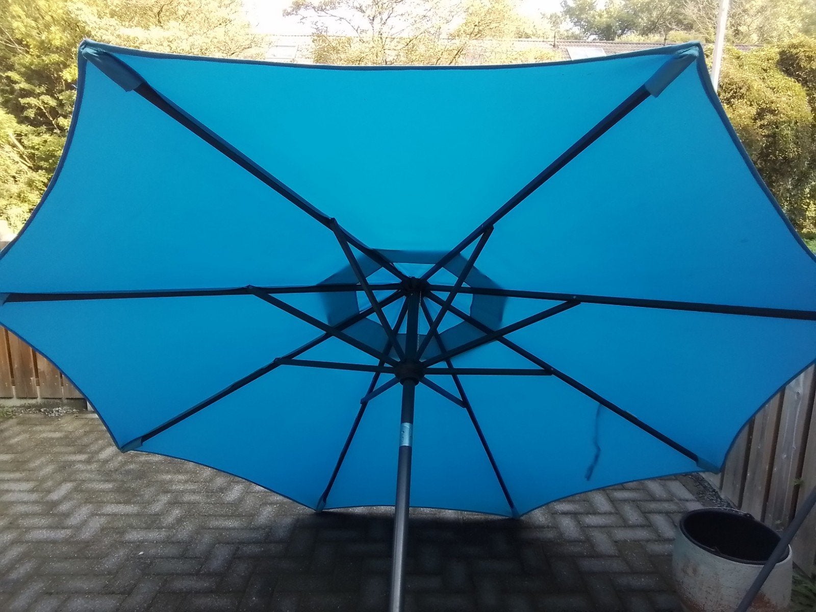 Blauwe parasol met zwengel  doorsnee 230 cm, Ophalen, Gebruikt, Overige typen, Minder dan 250 cm