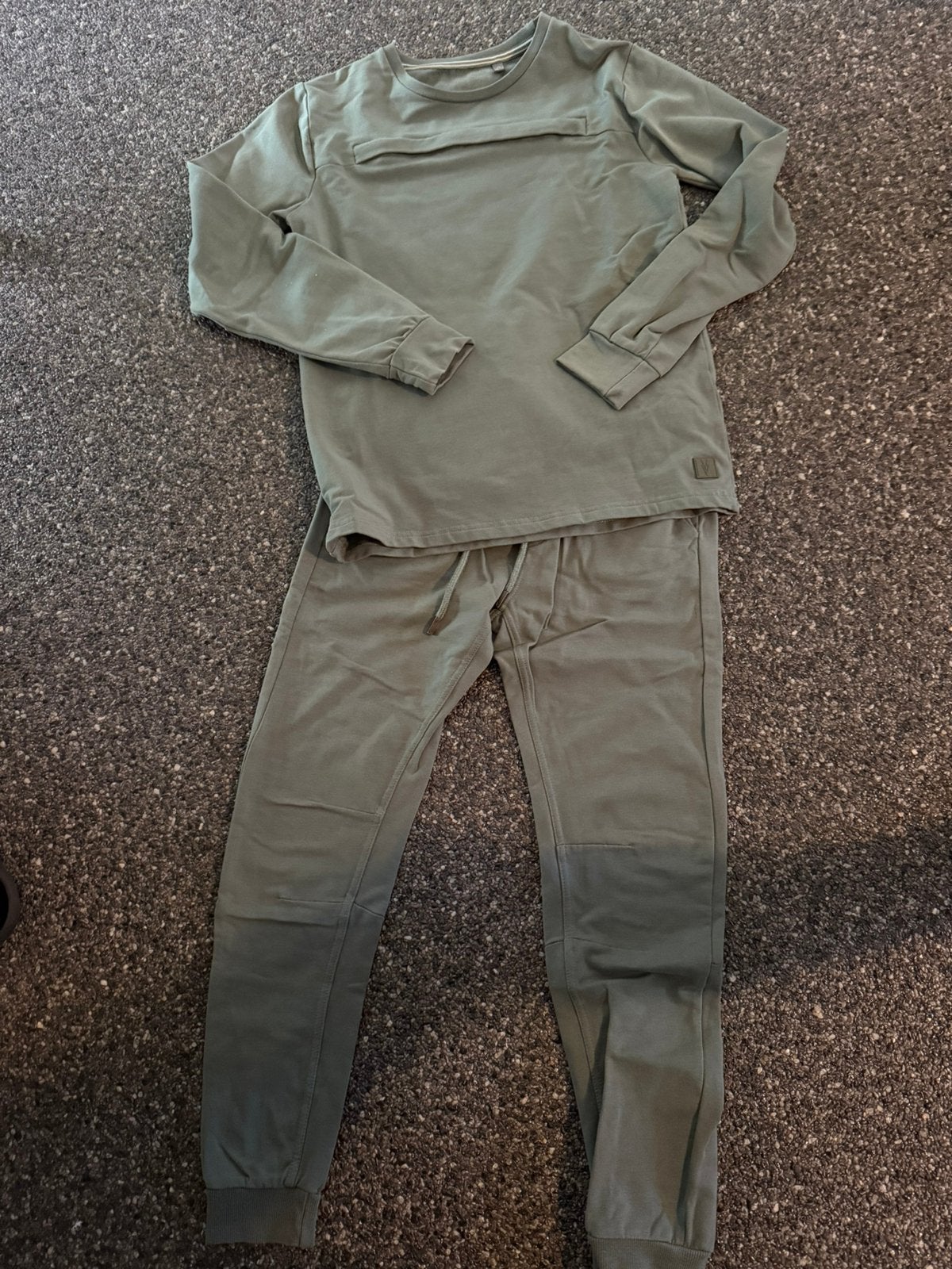 Joggingpak LEVV maat 12/146-152, Ophalen, Zo goed als nieuw, Jongen, Setje