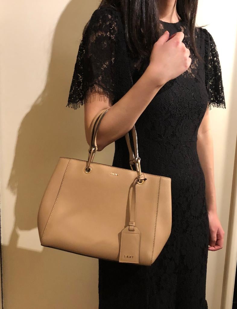 dames schoudertas DKNY, Verzenden, Zo goed als nieuw, Beige, Schoudertasje