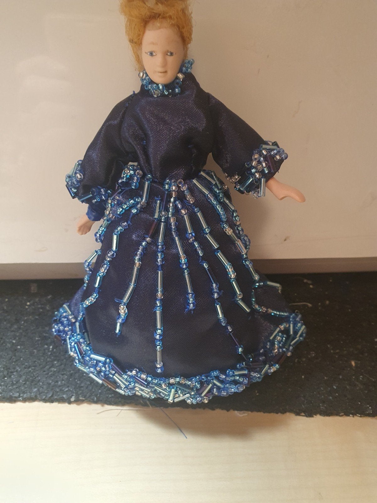 1:12 donkerblauwe satijnen jurk met tulen onderrok., Ophalen of Verzenden, Nieuw, Poppenhuis