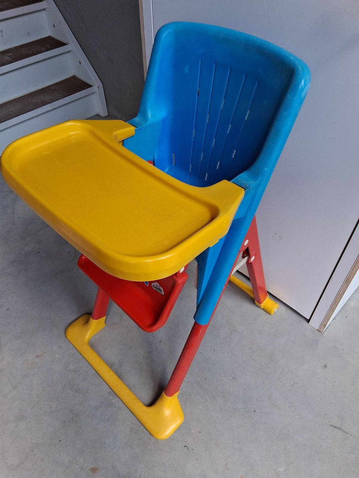 Kleurrijke kinderstoel - Futura Cam, Kinderen en Baby's, Kinderstoelen, Ophalen, Gebruikt, Overige typen, Afneembaar eetblad