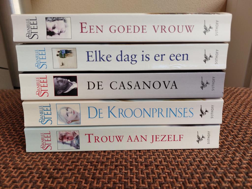 5 Danielle Steel Romans: Trouw aan Jezelf, De Kroonprinses, Ophalen of Verzenden, Gelezen, Danielle Steel