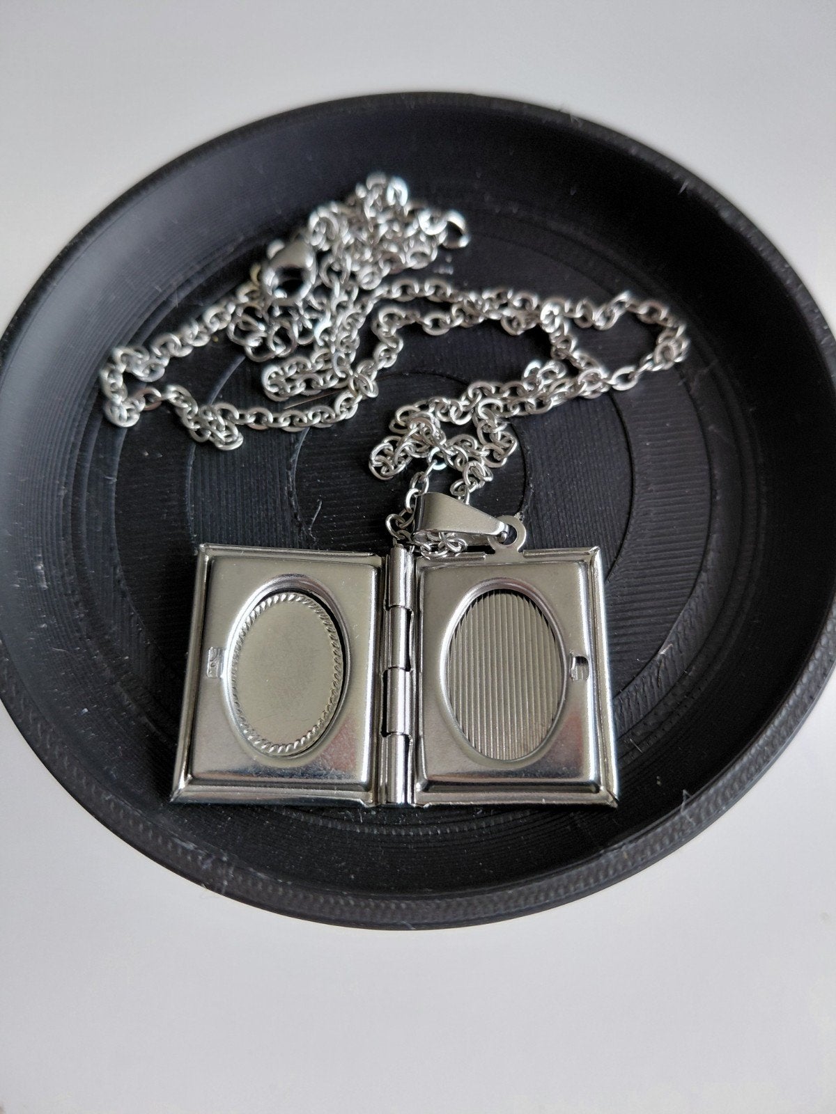 Roestvrijstalen Medaillon Ketting - Boek Hanger, Nieuw, Ophalen of Verzenden, Zilver, Overige materialen
