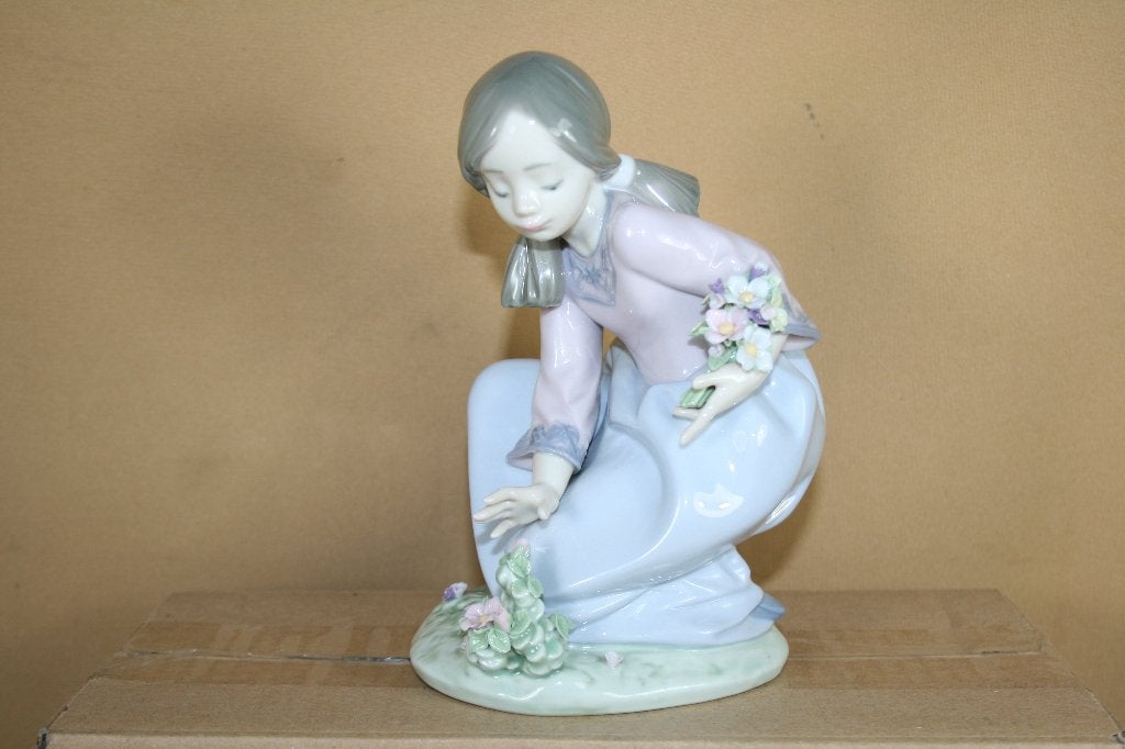 Lladro beeldje Girl gethering flowers, Antiek en Kunst, Ophalen of Verzenden