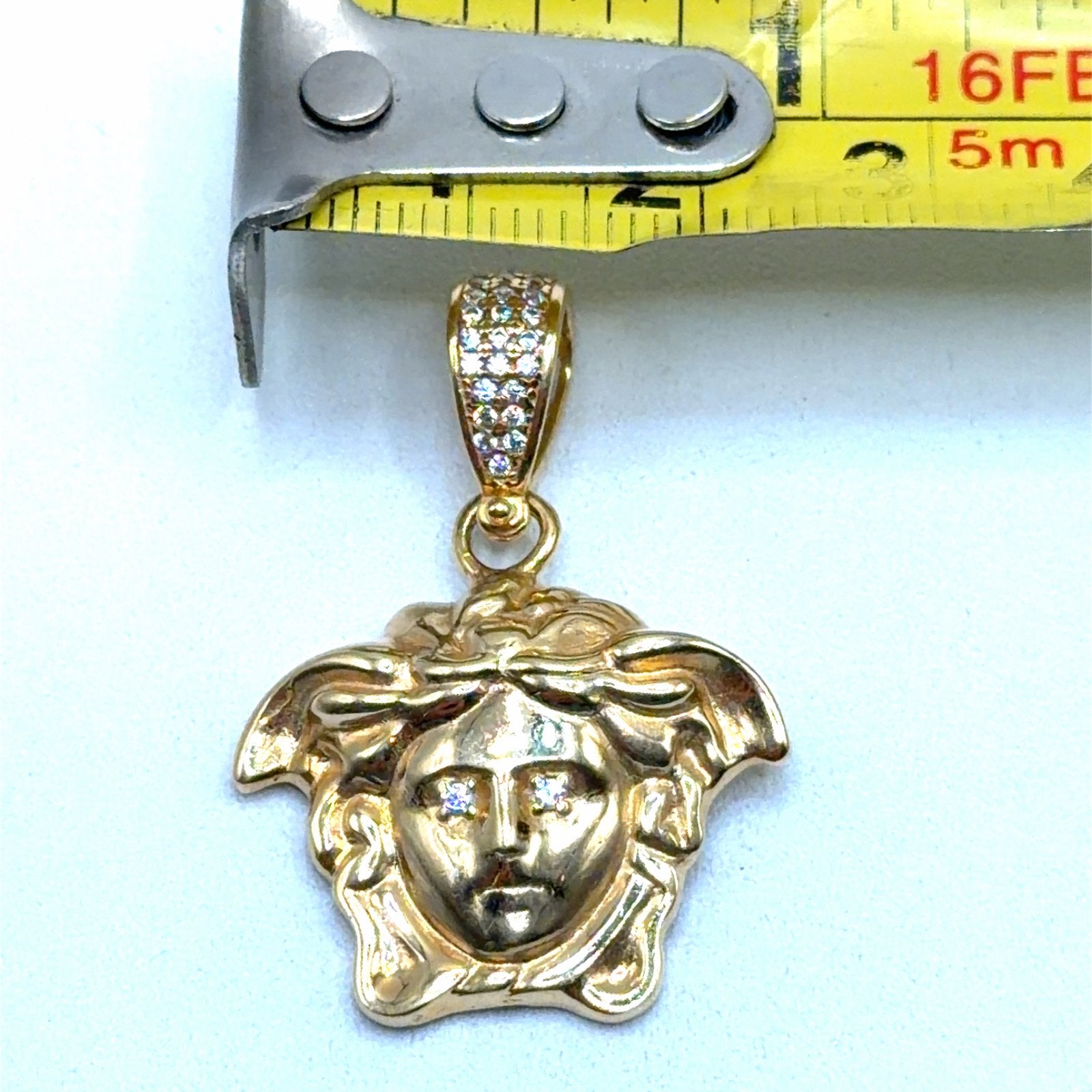 Gouden Versace Medusa Hanger met Zirkonia, Sieraden, Tassen en Uiterlijk, Kettinghangers, Overige voorstellingen, W, Nieuw, Ophalen of Verzenden