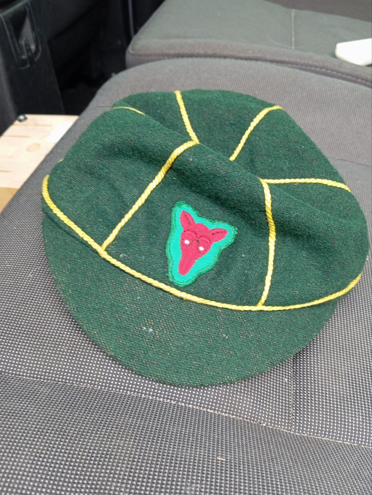 Vintage Groene scouting Pet met Geel Koord maat 56, Ophalen of Verzenden, Gedragen, One size fits all, Pet