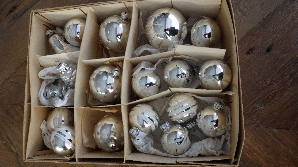 mooie doos met zilverkleurige kerstballen, Diversen, Kerst, Ophalen of Verzenden, Gebruikt