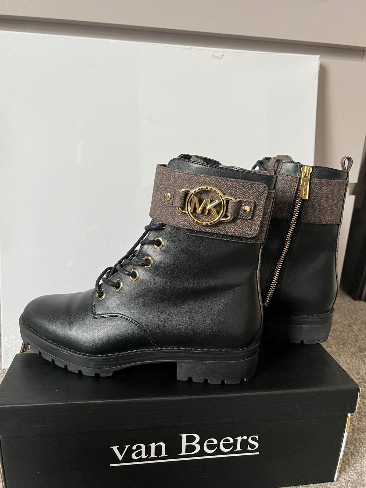Michael Kors Rory Logo Combat Boots – Zwart/Bruin – Maat 38, Ophalen, Bruin, Lage of Enkellaarzen, Zo goed als nieuw