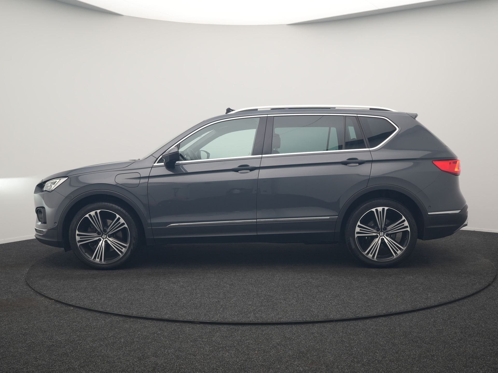 SEAT Tarraco 1.4 TSI e-Hybrid Xcellence PHEV 245pk Dealer O., Auto's, Zwart, 4 cilinders, Leder en Stof, Hybride Elektrisch/Benzine