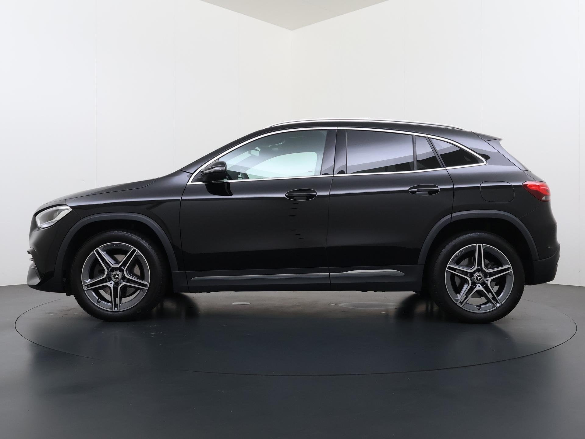 Mercedes-Benz GLA-klasse 250 e AMG | Panoramadak | Head-Up D, 4 cilinders, 16 kWh, Leder en Stof, Zwart