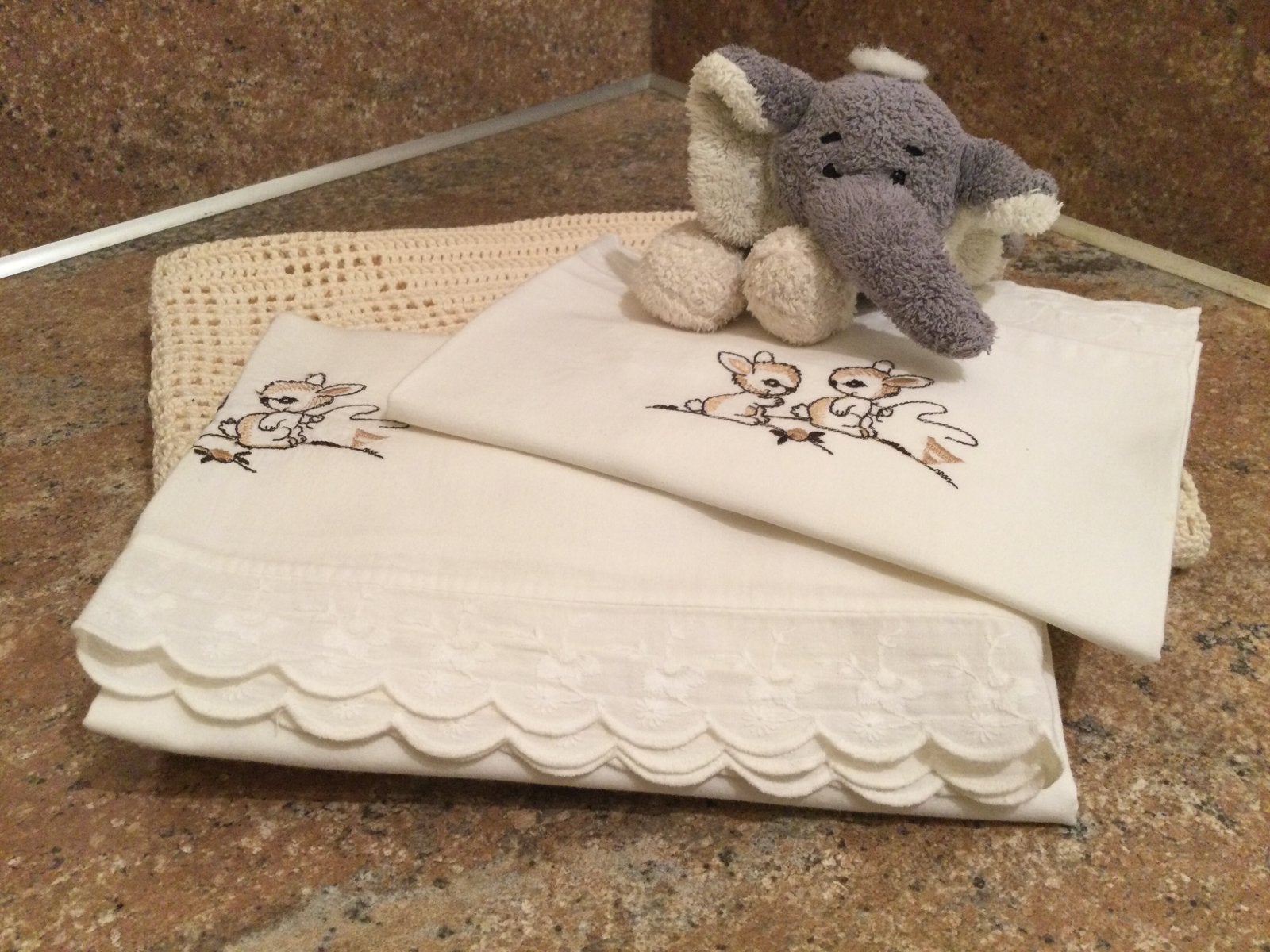 Lakentje+sloop afb. Konijntjes +gehaakte sprei + knuffel., Kinderen en Baby's, Overige merken, Jongetje of Meisje, Wit, Beddengoedset
