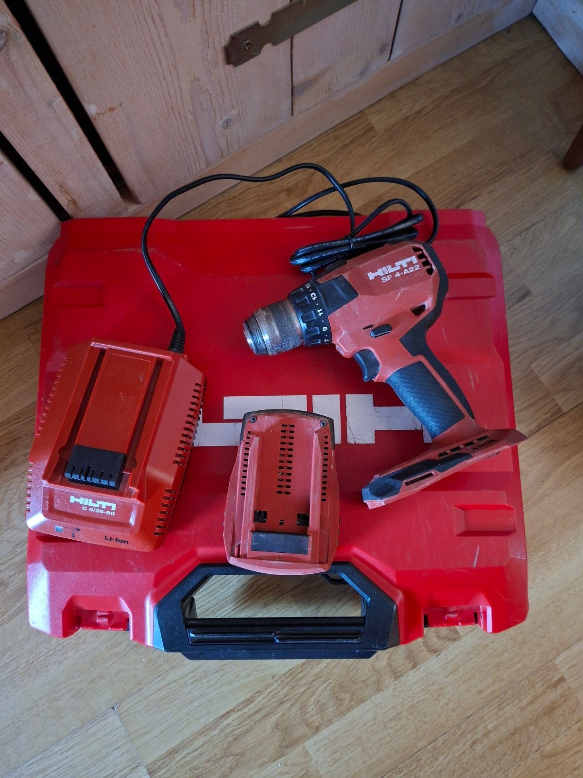 Hilti SF 4-A22 Accuboormachine met lader en accu, Ophalen, Gebruikt, Variabele snelheid, Boor- en Schroefmachine