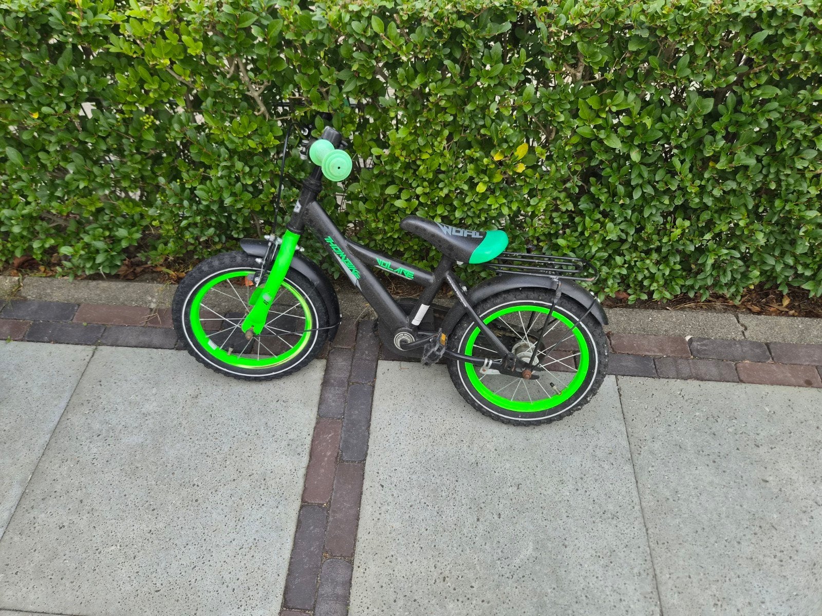 Kinderfiets 16 inch - Zwart/Groen - Zo goed als nieuw, Terugtraprem, Onbekend, Ophalen of Verzenden, Minder dan 16 inch