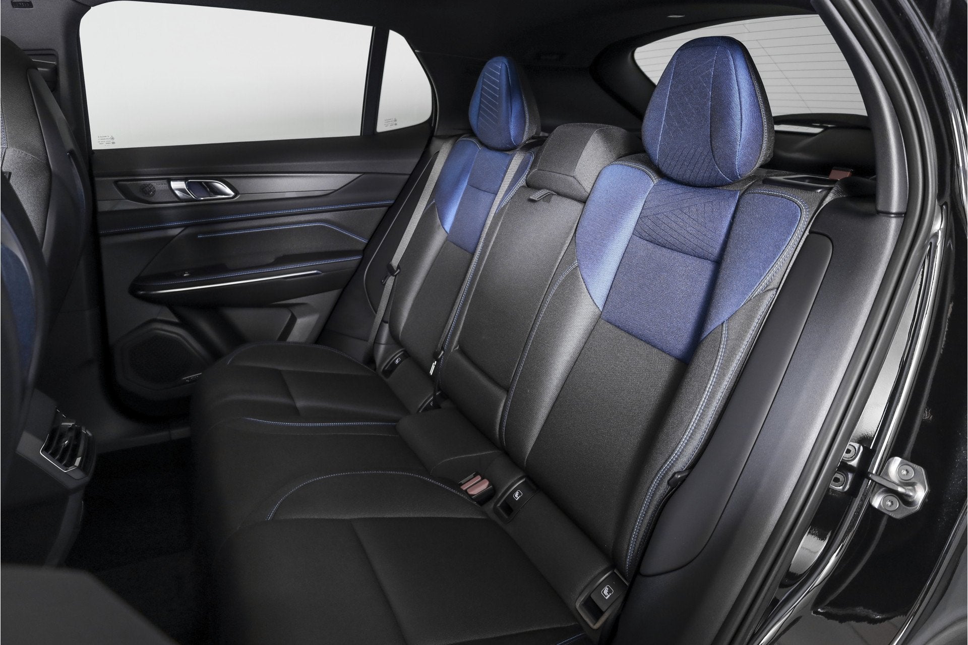 Foto 8 van Lynk & Co 01 1.5 PHEV 261PK MY23 | Blackpakket | Donkere hem