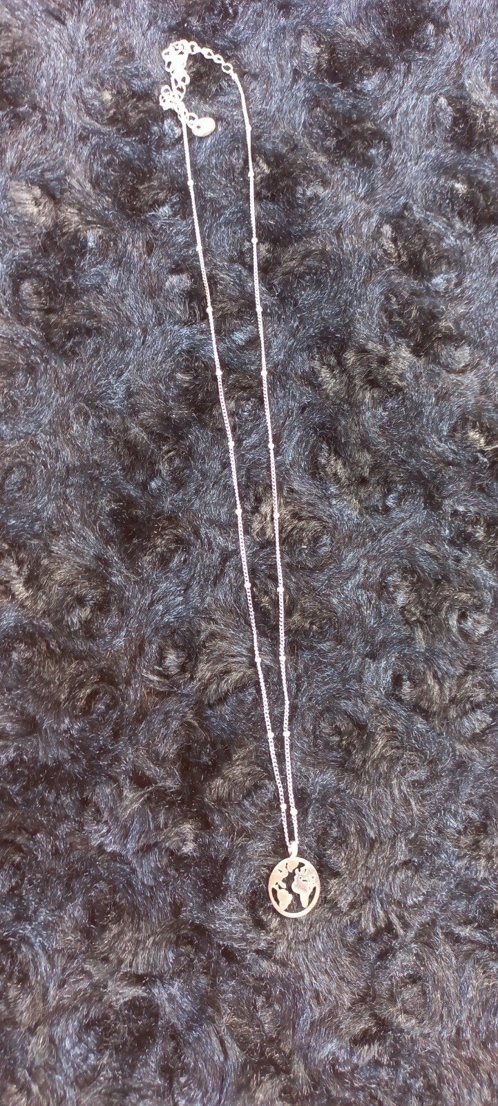 Zilverkleurige ketting met wereldbol hanger, Ophalen of Verzenden, Zo goed als nieuw, Zilver, Overige materialen