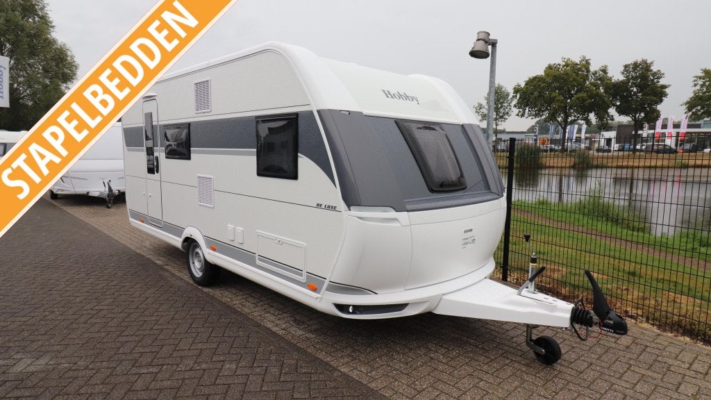 Hobby De Luxe 490 KMF - MODEL 2026 - 1800KG - 681, Caravans en Kamperen, Caravans, Bedrijf, tot en met 5, 1000 - 1250 kg, Treinzit