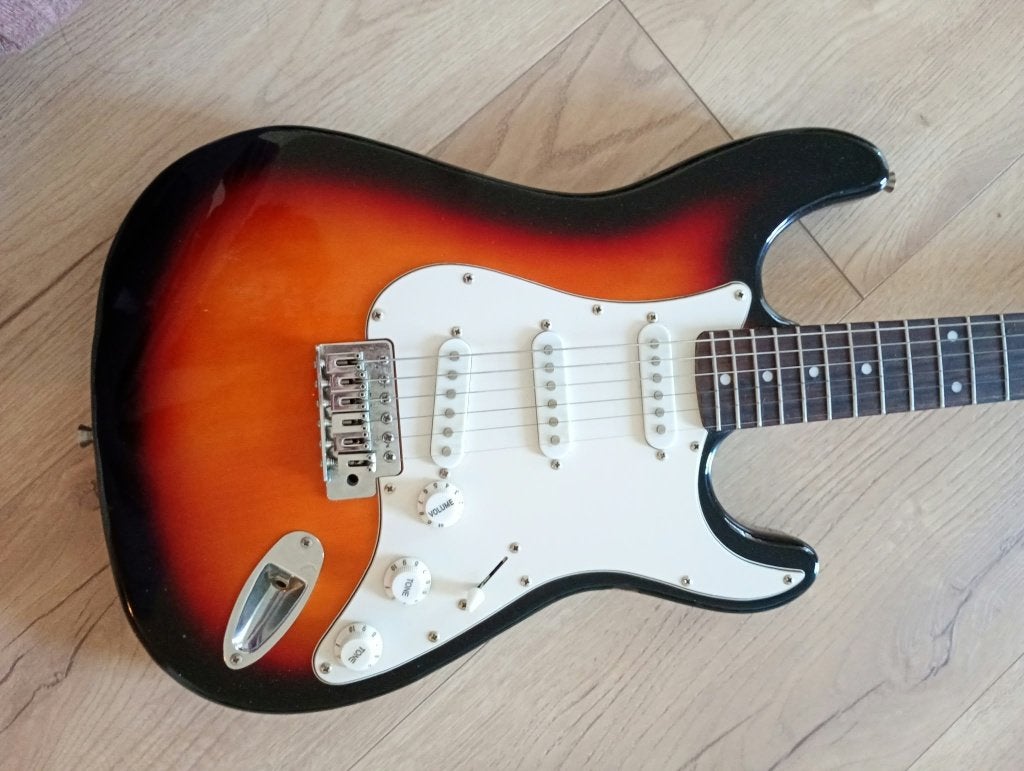 ION elektrische gitaar, Stratocaster-stijl