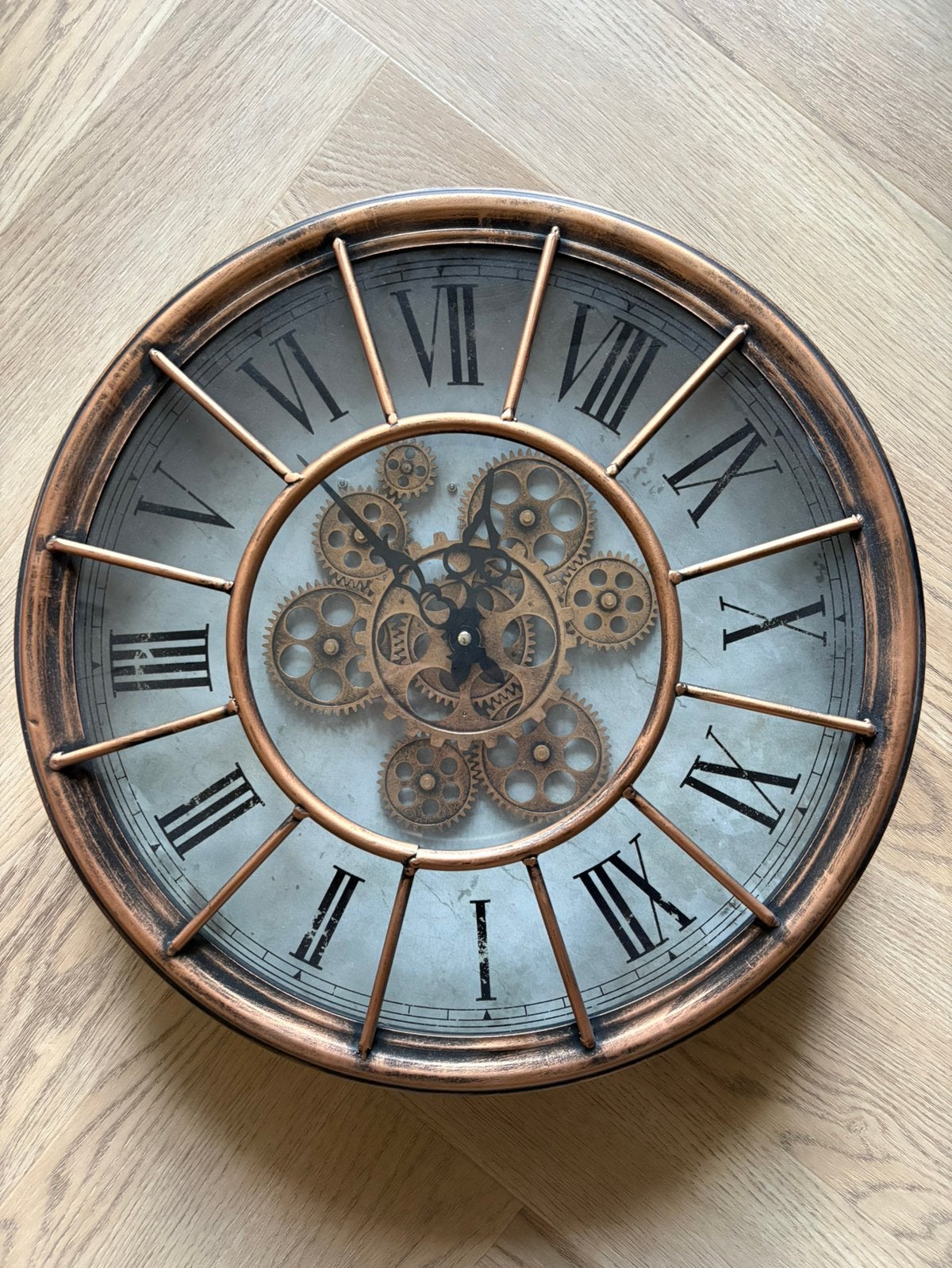 Industriële wandklok 47cm met bewegende tandwielen, Ophalen, Zo goed als nieuw, Analoog, Wandklok