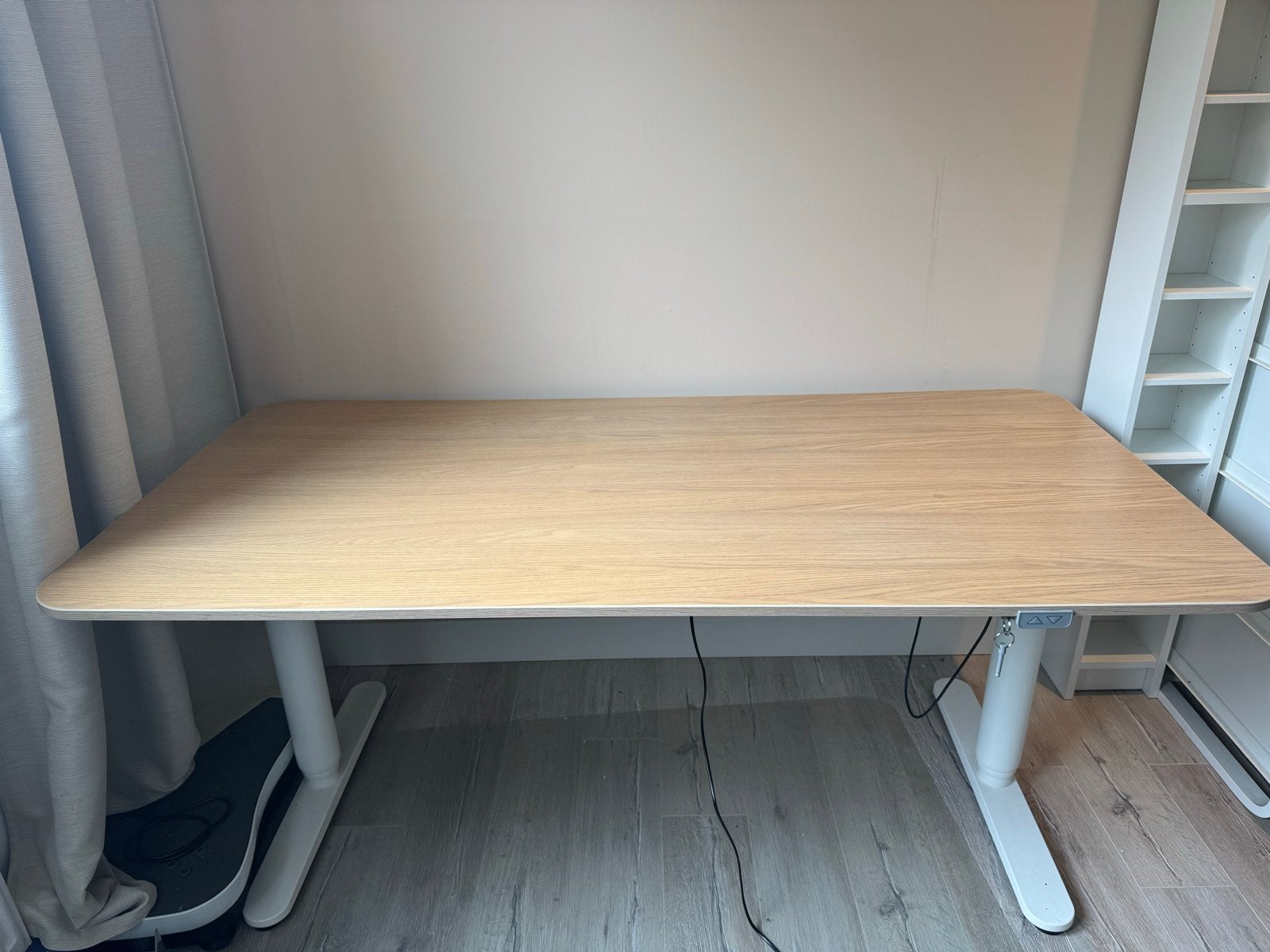 Elektrisch in hoogte verstelbaar bureau – 160  80 cm, Ophalen, Zit-sta bureau, Elektrisch, Gebruikt