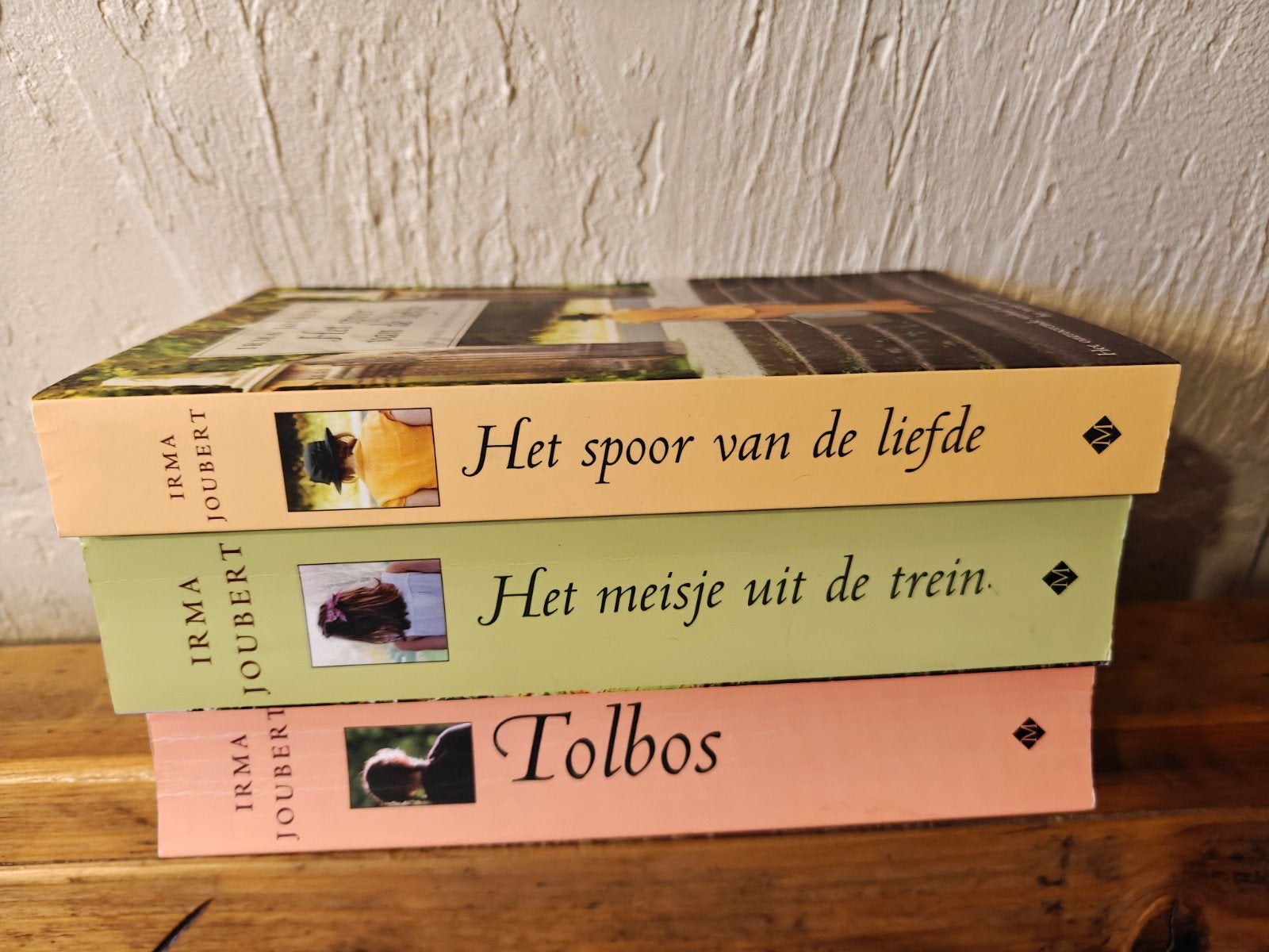 Een veilig thuis, Triologie., Boeken, Ophalen of Verzenden, Zo goed als nieuw