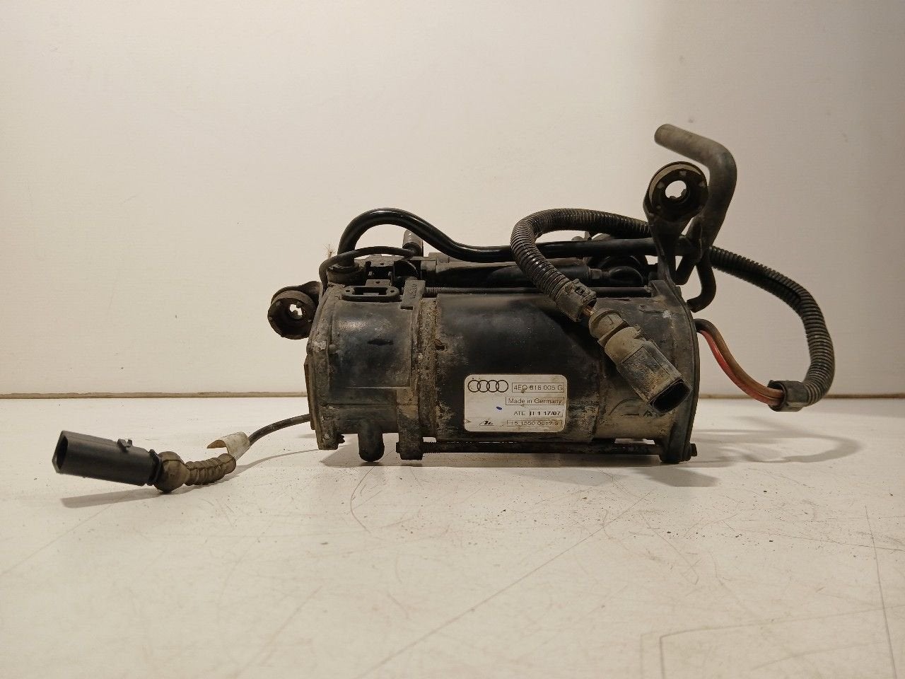 Compressor Audi A8, Onderdelen@venauto.nl, Van der Ven Autorecycling B.V., Gebruikt, Ettenseweg 76, 4706 PB Roosendaal, The Netherlands