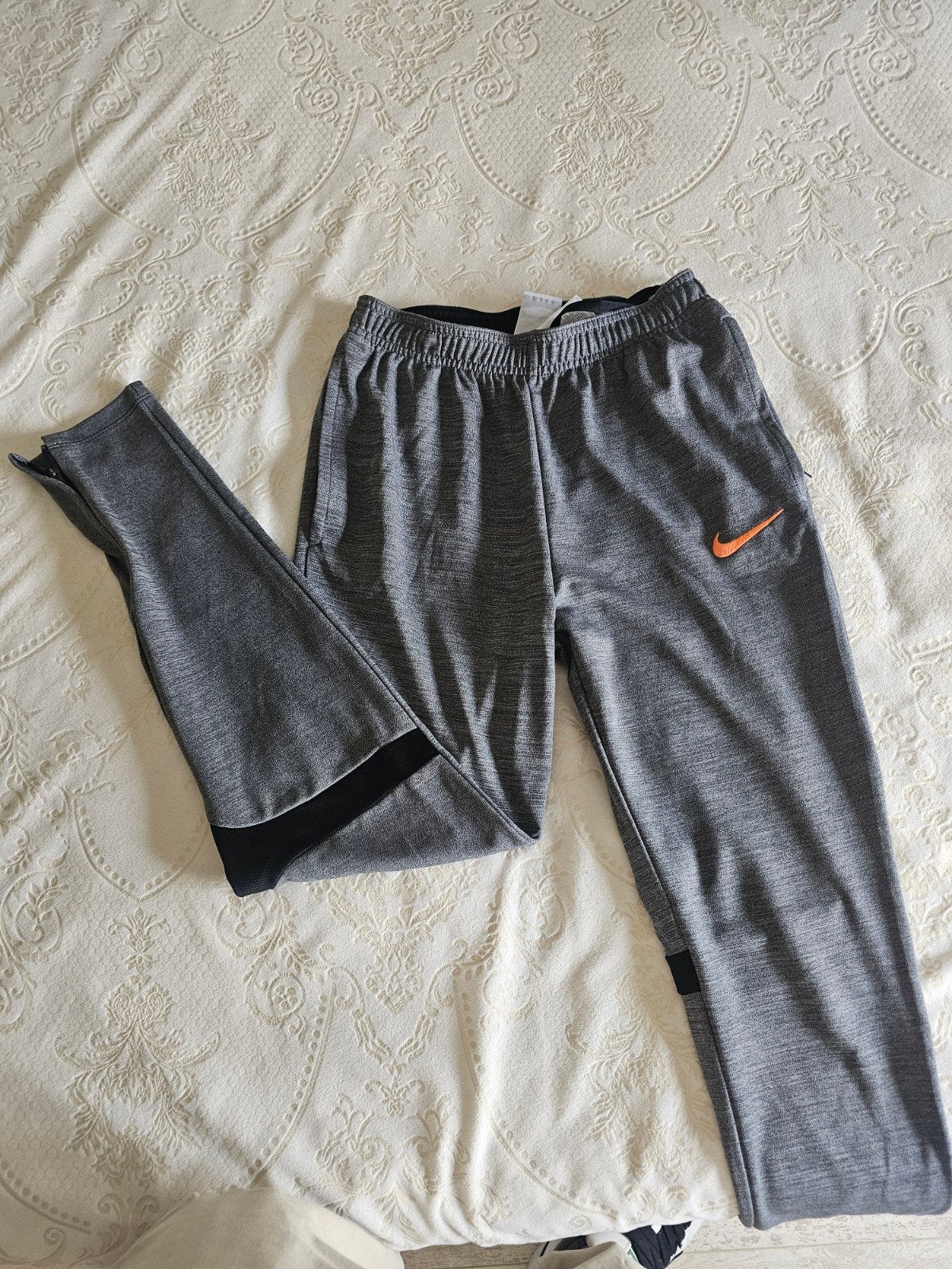 Nike Dri-FIT Trainingsbroek Grijs Maat XL (158-170cm), Kleding | Heren, Broeken en Pantalons, Ophalen, Nike, Overige maten, Zo goed als nieuw