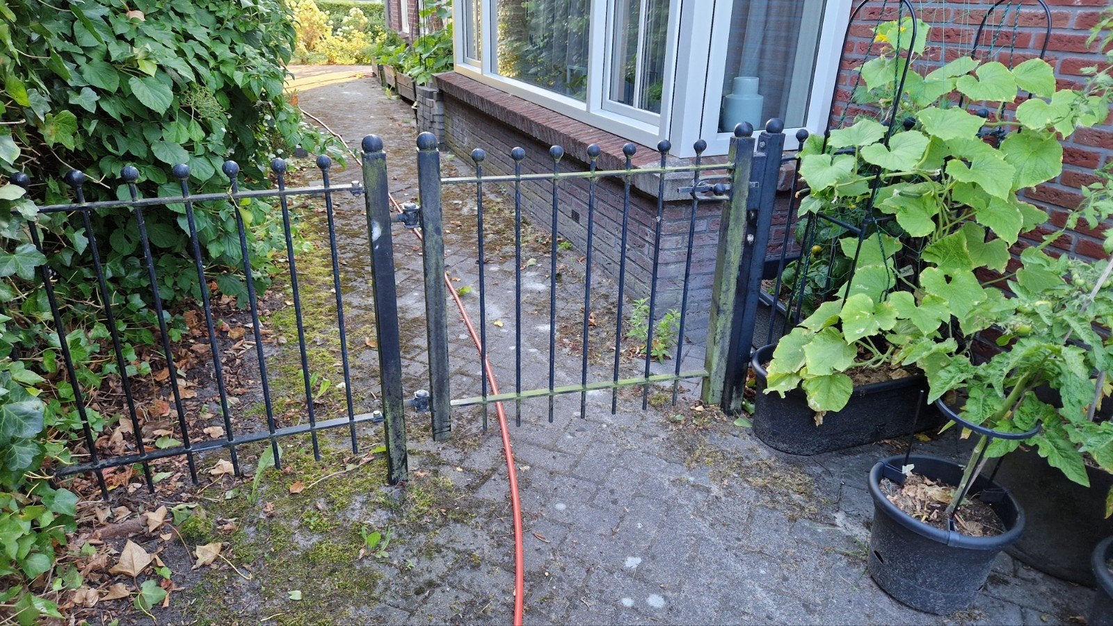 2 gietijzeren hekwerken lengte 380 cm & 295 cm hoogte 85 cm, Tuin en Terras, Tuinhekken en Hekwerk, Ophalen, Met poort, Gebruikt