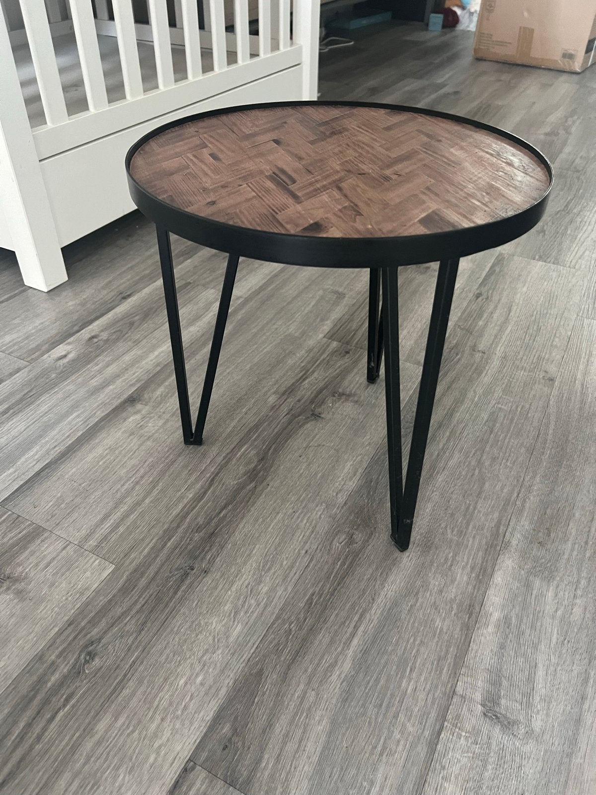 Ronde bijzettafel met houten blad en metalen poten, Ophalen, Minder dan 45 cm, Rond, Zo goed als nieuw