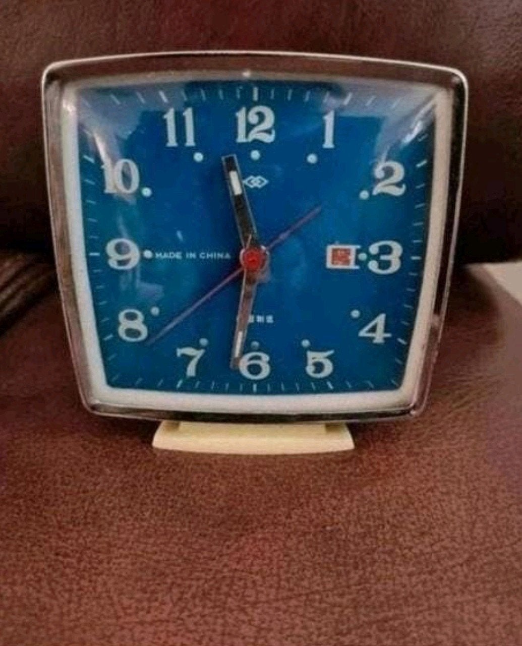 Een vintage analoge wekker in gebruikte staat. De klok heeft, Ophalen of Verzenden, Gebruikt